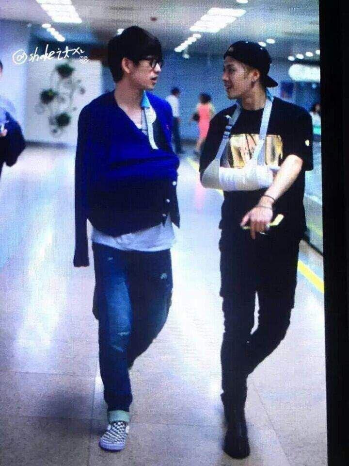 Jinyoung và Jackson phải mặc quần áo dài để che chấn thương và vết bầm khi đi lịch trình ở nước ngoài