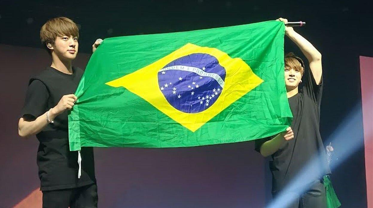 Jin và Jungkook cầm cờ Brazil (Ảnh: Internet)