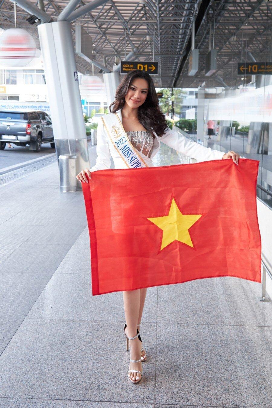 Kim Duyên xuất hiện tại sân bay trên đường chinh phục vương miện (nguồn: internet)