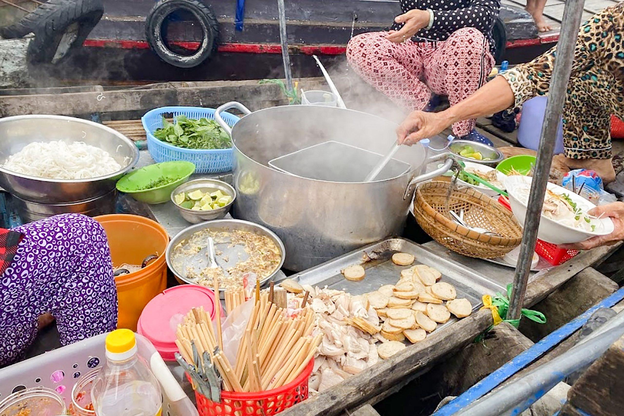 Ăn sáng tại chợ nổi Cái Răng (Nguồn: BlogAnChoi)