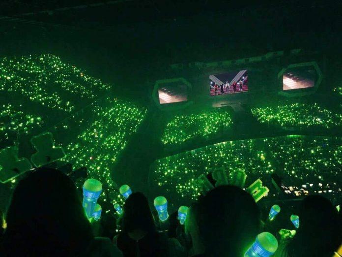 Lightsticks là một phần không thể thiếu trong một buổi biểu diễn K-Pop. (Ảnh: Internet)