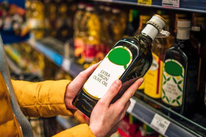 Dầu olive được bán ở hầu hết các siêu thị với đủ loại mẫu mã và chất lượng (Ảnh: Internet)