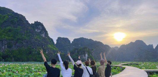 Ninh Bình mùa sen nở rộ đẹp đến nao lòng, bạn đã kịp check in chưa? Check ịn nhóm tại đầm Sen Hang Múa - Ninh Bình (Nguồn: BlogAnChoi)