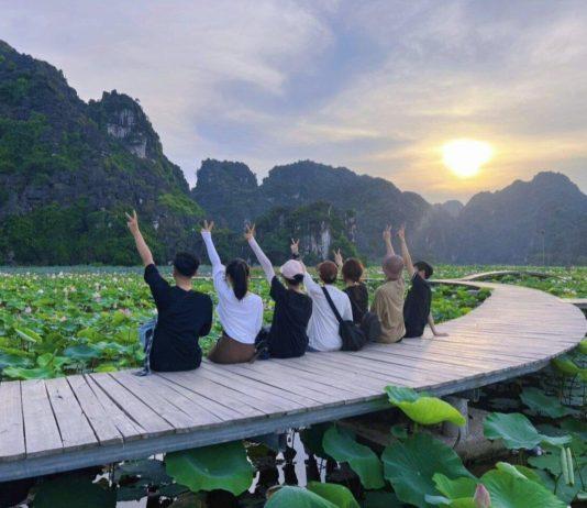 Check ịn nhóm tại đầm Sen Hang Múa - Ninh Bình (Nguồn: BlogAnChoi)