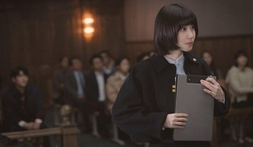 Park Eun-bin trong vai Woo Young-woo trong một bộ phim vẫn của Luật sư phi thường Woo, một bộ phim truyền hình K-drama của Netflix kể về các trường hợp và trải nghiệm của luật sư tự kỷ hư cấu đầu tiên của Hàn Quốc