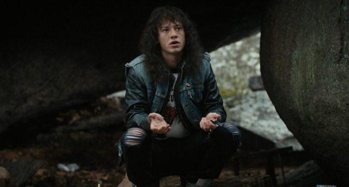 Eddie mang dậm chất nghệ sĩ rock với quần jeans rách, áo jeans và mái tóc xoăn. Nguồn: internet