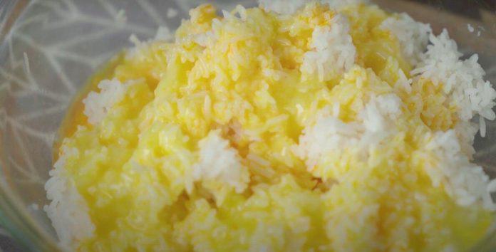 Rang cơm với trứng và chút màu dầu điều (nguồn: cobabinhduong)