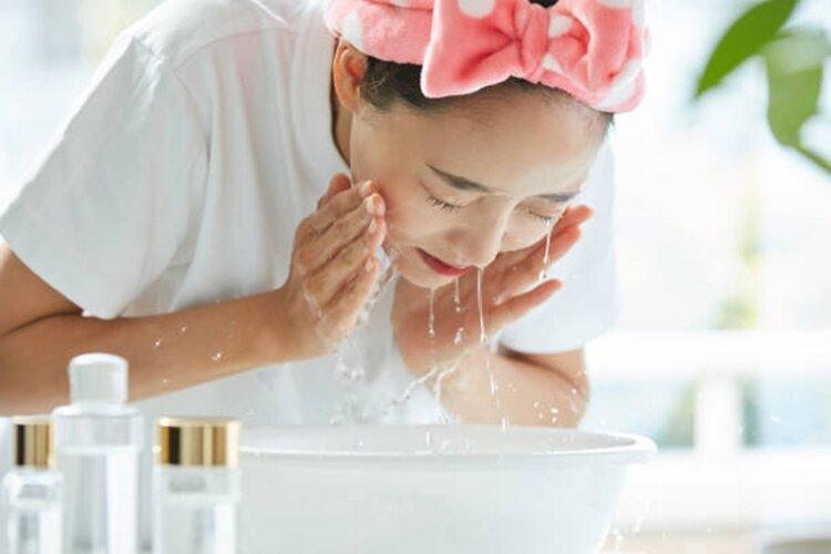 Rửa sạch mặt giúp dưỡng chất hấp thụ tốt hơn