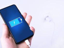 Không nhất thiết phải rút dây sạc ngay khi đầy pin (Ảnh: Internet).