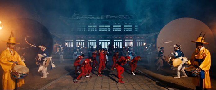 Stray Kids đưa yếu tố tuyền thống vào cả giai điệu lẫn MV của "Thunderous"