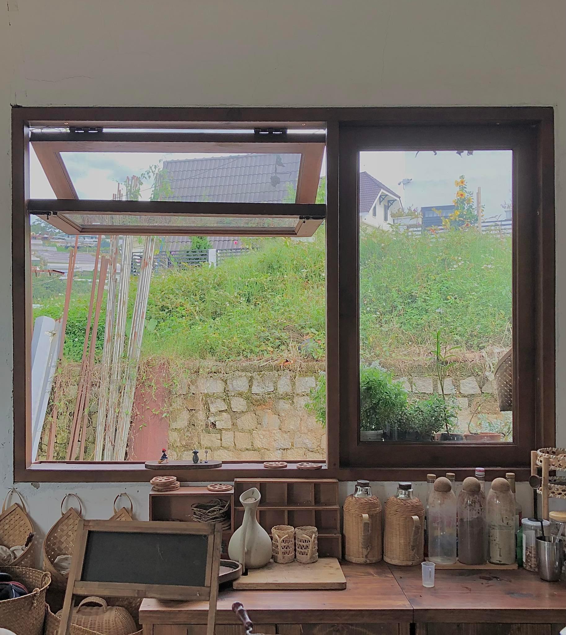 Góc cửa sổ đón nắng tại quầy. (Nguồn ảnh: BlogAnChoi).