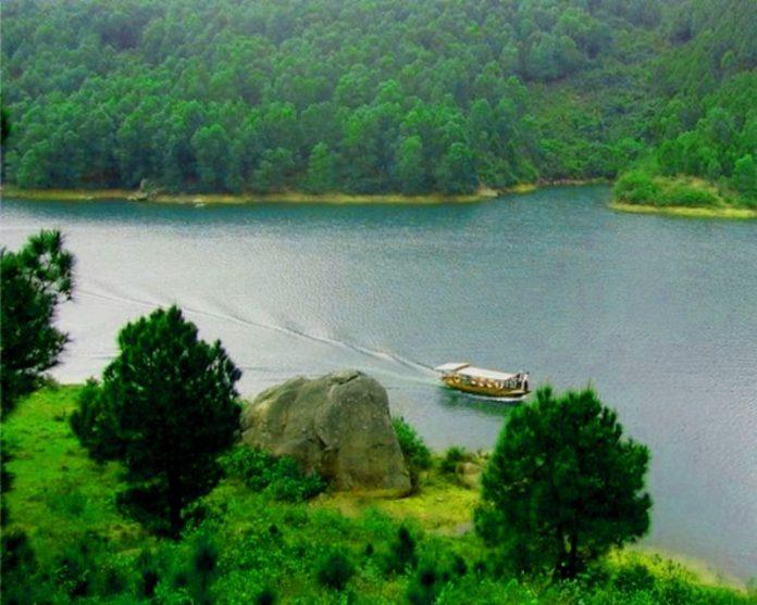 Hồ Trại Tiểu có khung cảnh thiên nhiên rất thơ mộng (Nguồn: Internet)