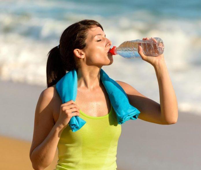 Liên tục bổ sung nước để tránh tình trạng kiệt sức do mất nước gây ra (Ảnh: Internet).