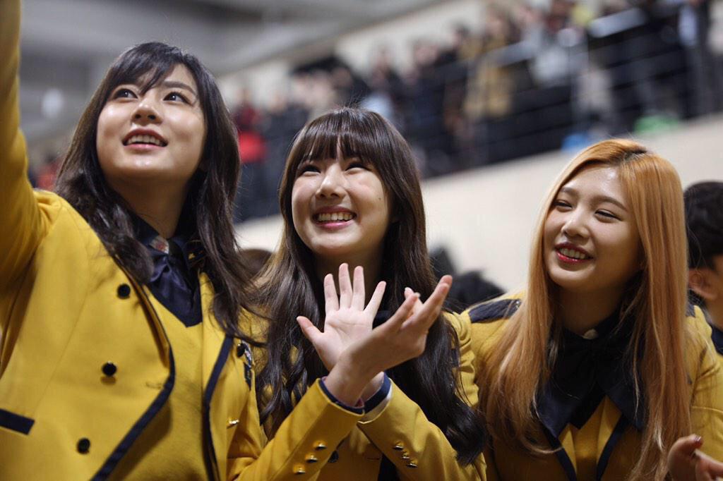 Apink's Hayoung (trái), cựu Gfriend Yerin (giữa) và Joy (phải) trong lễ tốt nghiệp của họ