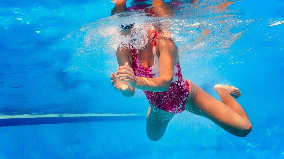 Bơi cũng có thể gây chấn thương cho đầu gối (Ảnh: Internet)