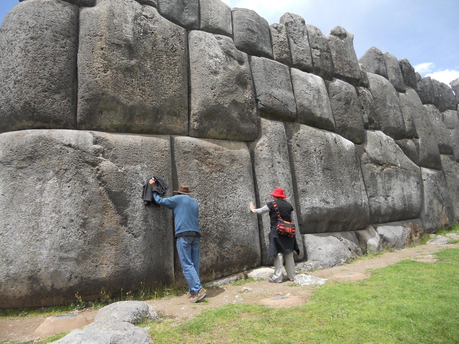 Những bức tường được xây dựng bởi các tảng đá nặng hàng tấn (Nguồn: Internet)