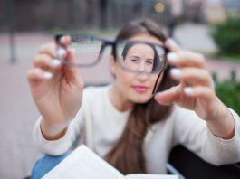 Cận thị là gì? Triệu chứng, nguyên nhân và cách phòng ngừa cận thị như thế nào?