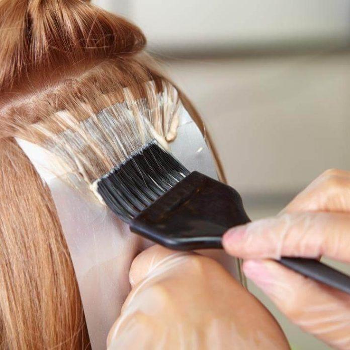 Chia tóc thành từng phần để nhuộm đều và dễ dàng hơn(Nguồn: Internet)