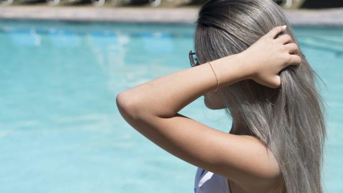 Bạn có cảm thấy tóc bị khô sau khi tắm hồ bơi? (Ảnh: Internet).