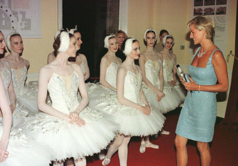 Công nương Diana đến thăm các nữ vũ công ba lê của vở Hồ thiên nga (Ảnh: Internet)
