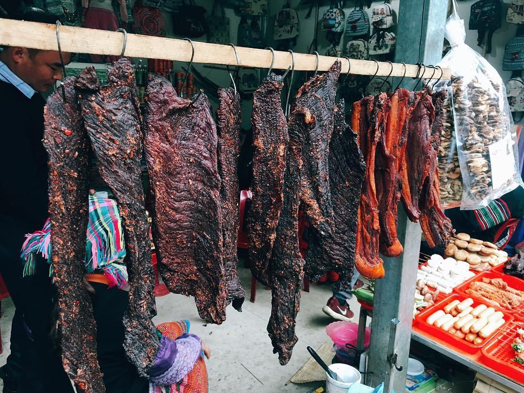 Thịt trâu gác bếp được bày bán nhiều ở Mộc Châu (Ảnh: internet)
