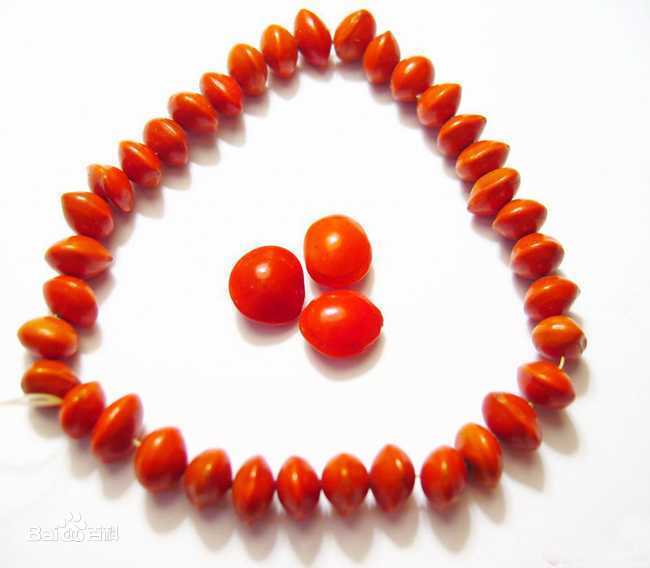 Lễ Thất Tịch người Trung Quốc không ăn chè đậu đỏ mà xâu chuỗi vòng đậu đỏ tặng nhau. (Ảnh: Internet)