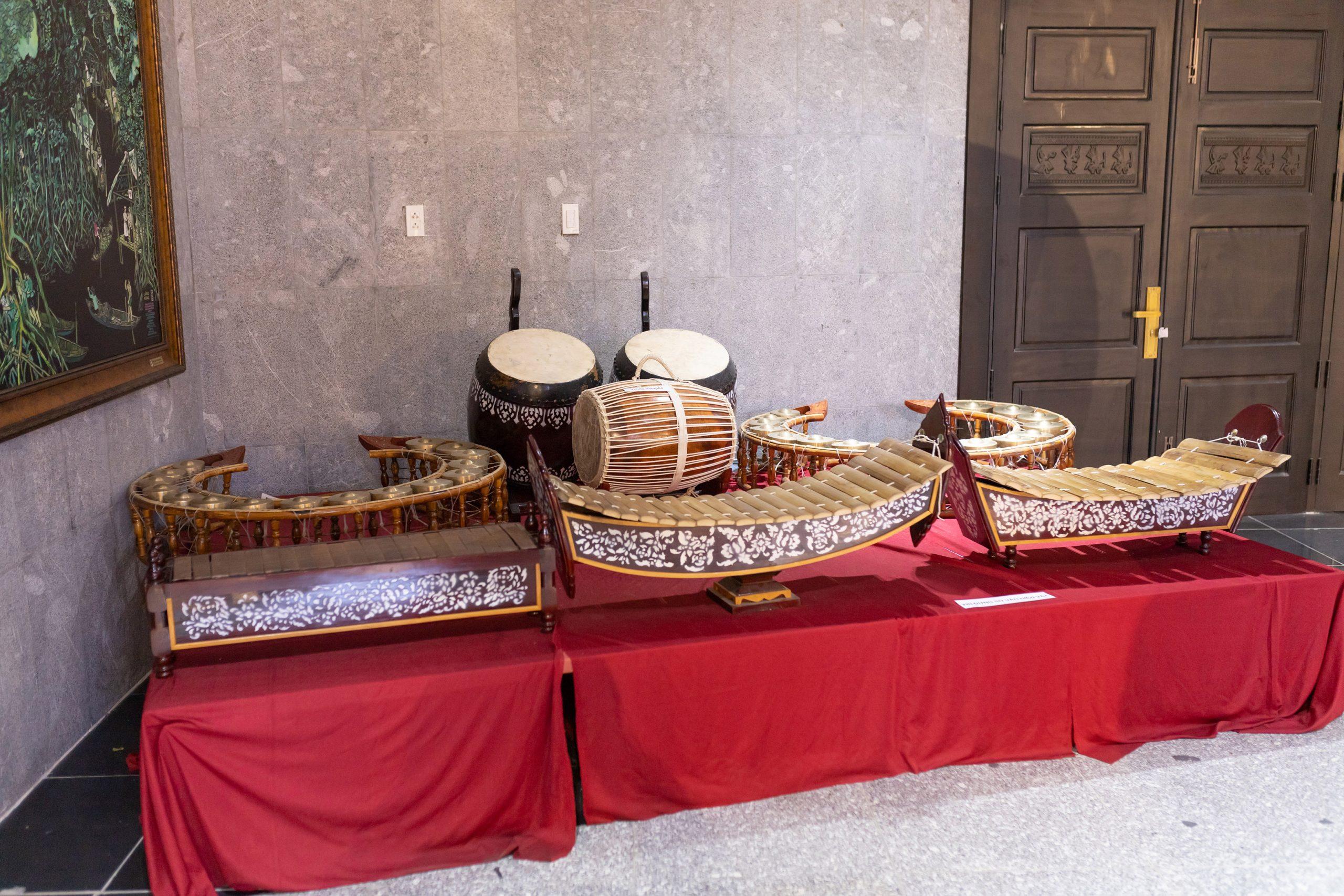 Bộ trống nhạc cụ được trưng bày tại lầu 1 Đền Hùng Cần Thơ (Nguồn: BlogAnChoi)