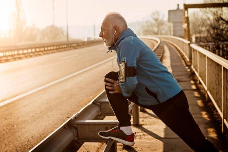Ngoài khởi động trước khi chạy, giãn cơ sau khi chạy cũng cần thiết giúp cơ bắp thả lỏng (Ảnh: Internet)