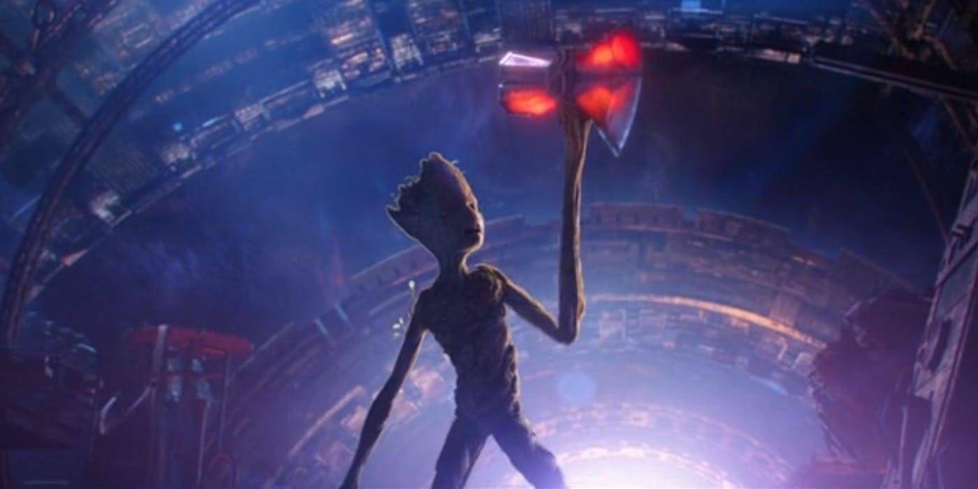 Groot lấy tay của mình làm cán cho Stormbreaker trong Avengers: Infinity War (Nguồn: Internet)