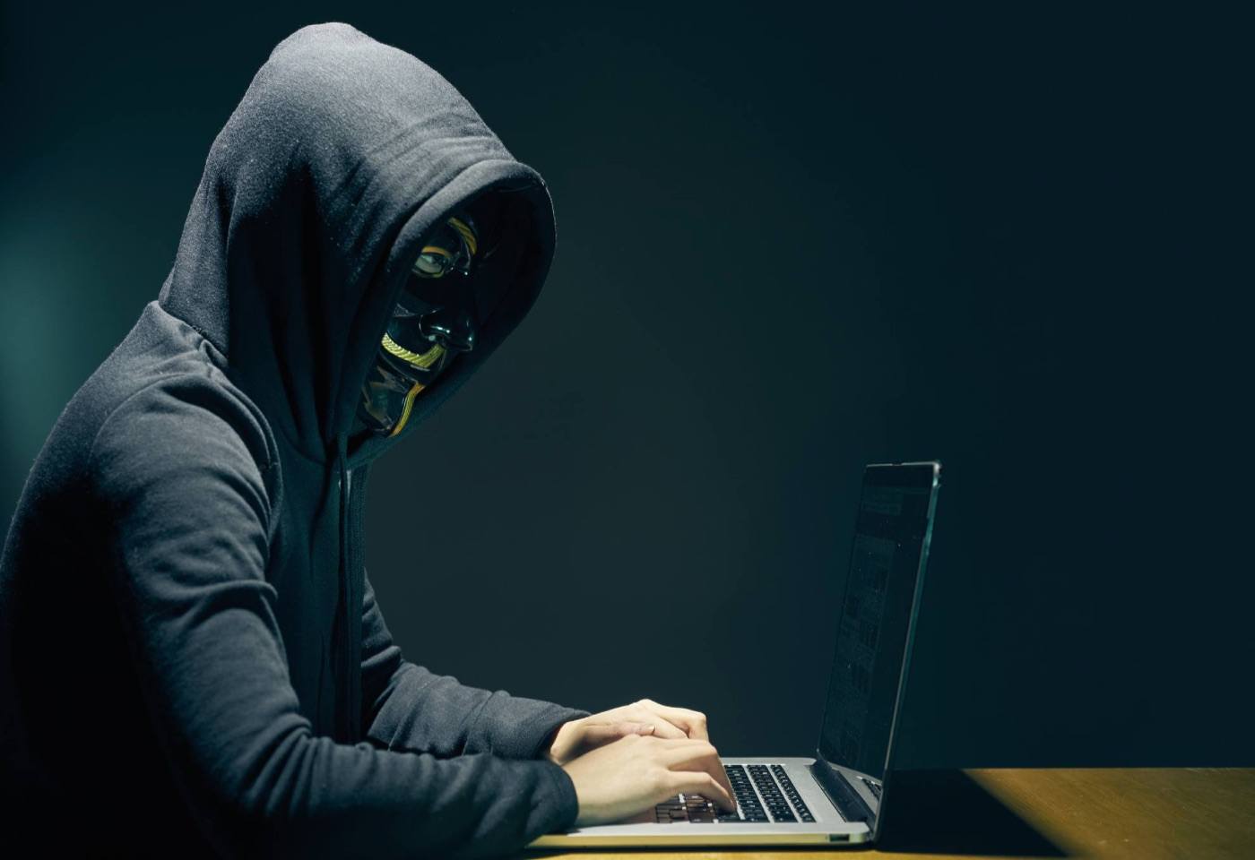 Hacker mũ đen là tội phạm mạng chuyên hack để làm chuyện xấu (Ảnh: Internet).