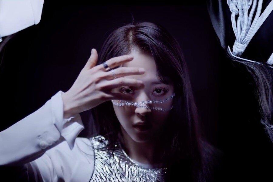 Hình ảnh Moonbyul đeo face chain (nguồn: Koreaboo)