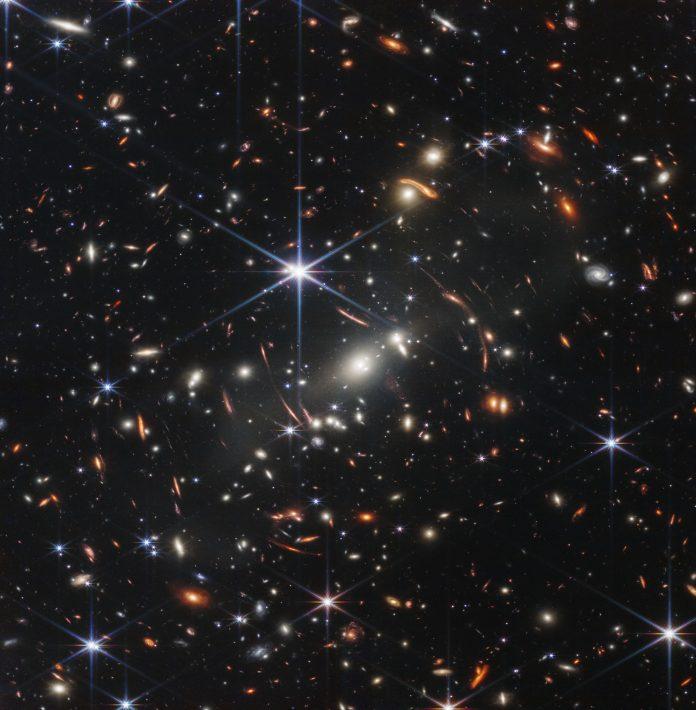 Hình ảnh về cụm Thiên hà SMACS 0723 mà James Webb chụp được trong lần thử máy đầu tiên (Nguồn: Internet)