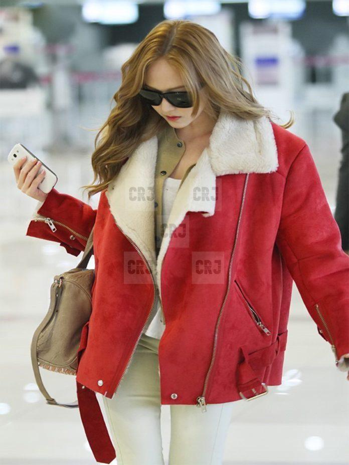 Chiếc áo khoác đỏ làm mưa làm gió một thời khiến bao cô gái Hàn nào cũng muốn săn lùng cho bằng được giờ nhìn lại vẫn thấy hợp thời. (Nguồn: Internet)