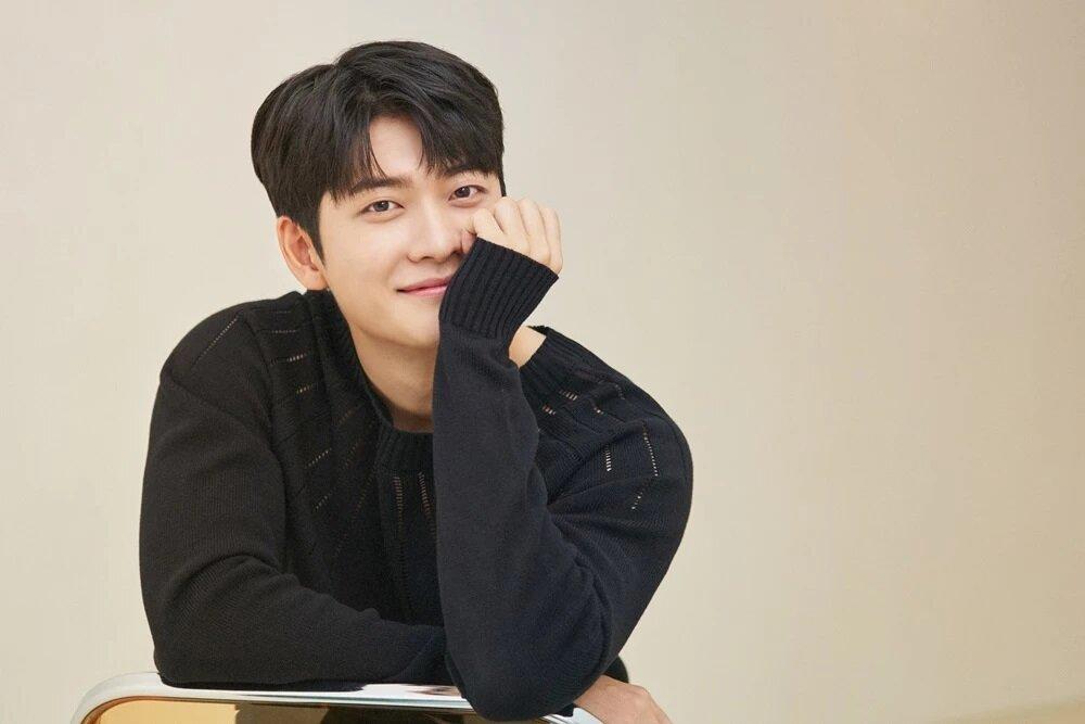 Kang Tae Oh chia sẻ một số điều chưa được tiết lộ về nhân vật Lee Jun Ho  trong “Nữ luật sư kỳ lạ Woo Young Woo” - BlogAnChoi