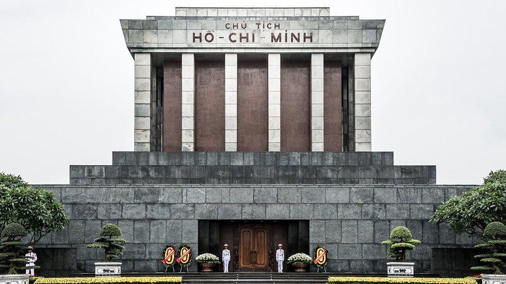 Viếng thăm Lăng Bác Hồ, một địa điểm không thể bỏ qua khi đến với thủ đô Hà Nội. Hãy xem hình ảnh này để tìm hiểu rõ hơn về di sản lịch sử, văn hóa cùng sự tôn trọng và biết ơn của người dân đối với bác Hồ.