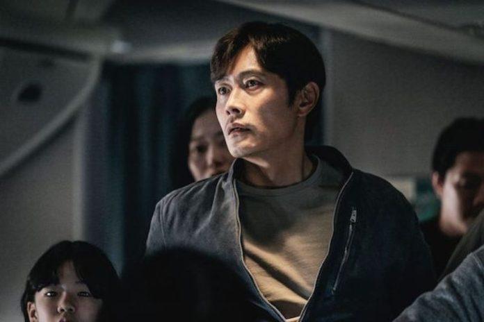 Tài tử Lee Byung-hun trong vai ông bố sợ máy bay (Nguồn: Internet)