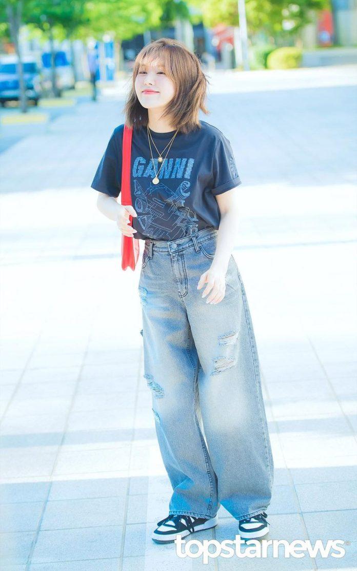 Gợi ý 3 cho màu hè: áo phồng cá tính và quần jeans phai màu. Nguồn: internet