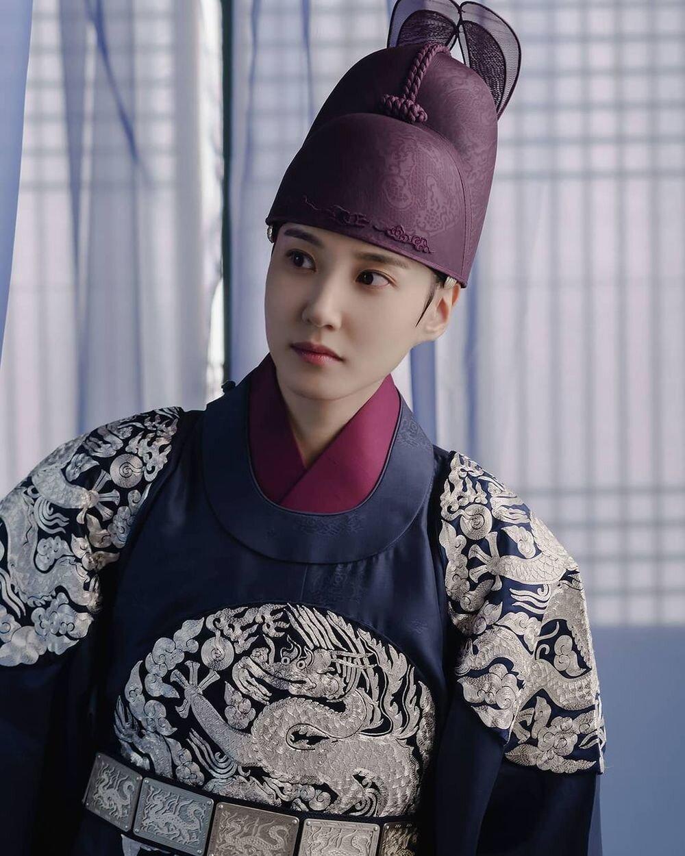 Trang phục Hanbok càng tôn thêm nét vương giả của Lee Hwi (Nguồn: Internet)