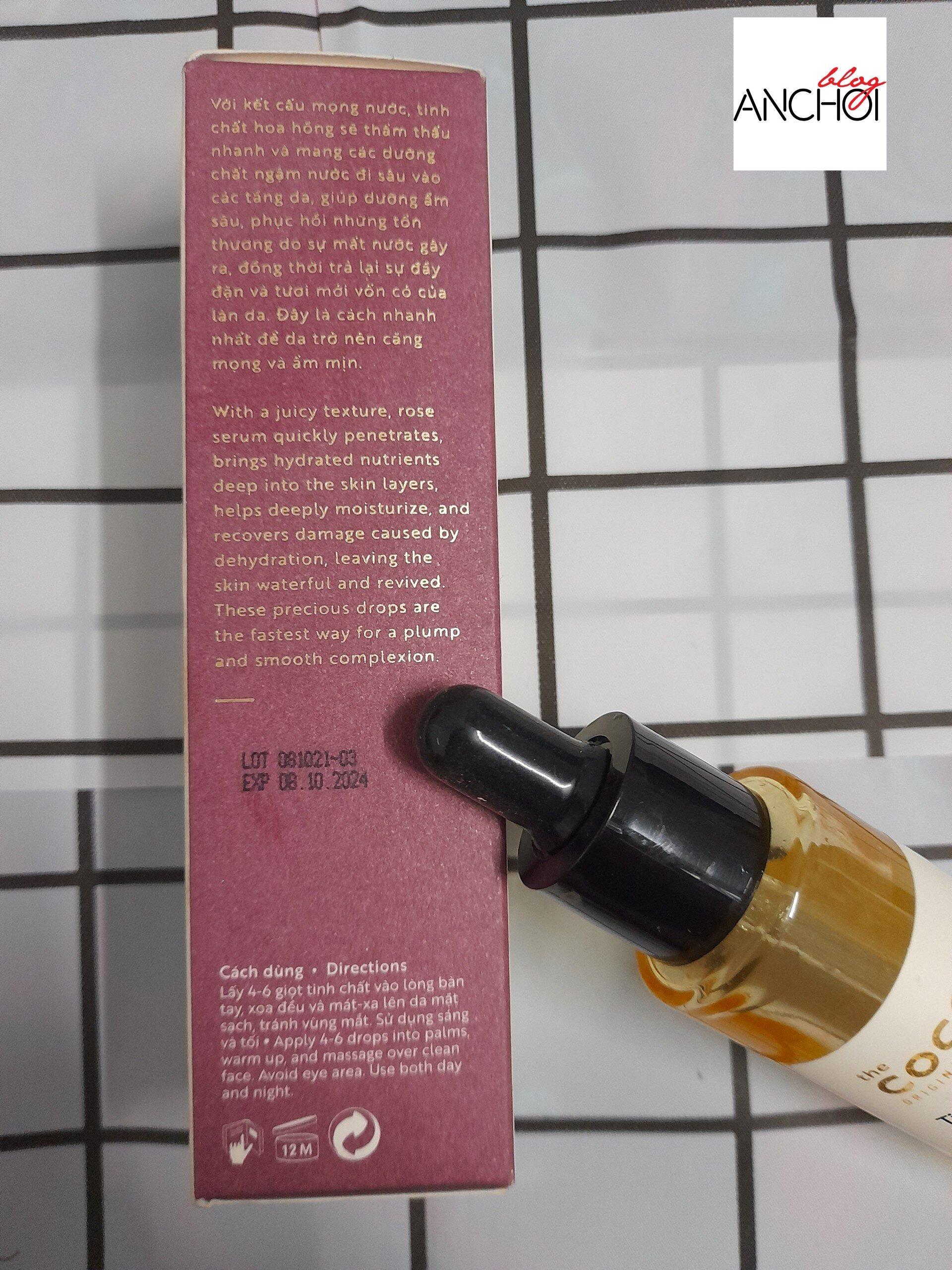 Đối với công dụng và cách sử dụng tinh chất hoa hồng Cocoon được in ở mặt sau dễ dàng nhận biết (nguồn: BlogAnChoi)