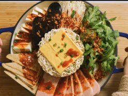 Nước sốt được cho lên trên cùng. Nguồn: YouTube Culinary Frank