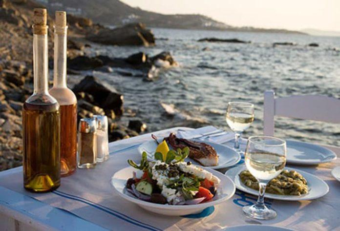 Bữa ăn với nhiều rau và phô mai kiểu Địa Trung Hải (Ảnh: Internet)