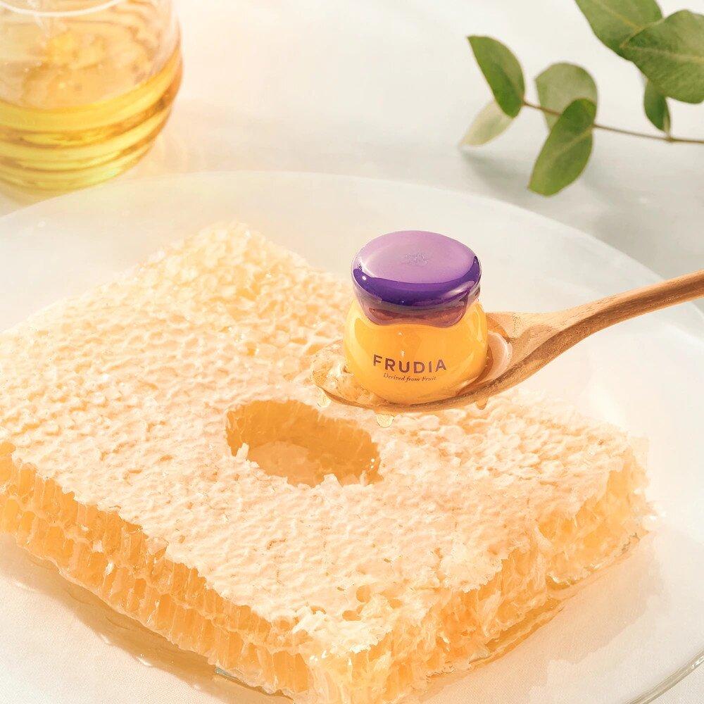 Dưỡng môi Frudia Blueberry Hydrating Honey Lip Balm nổi tiếng với khả năng dưỡng ẩm sâu, làm mềm môi hiệu quả (ảnh: internet)