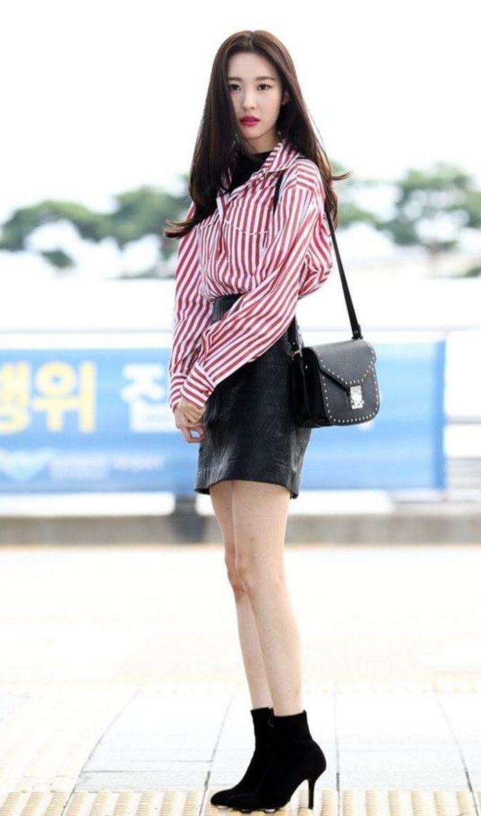 Vừa điệu đà, vừa thanh lịch là cách Sunmi gây ấn tượng mỗi lần xuất hiện tại sân bay. Tổng thể outfit không có gì bàn cãi khi cô nàng kết hợp thêm chiếc áo sơ mi đỏ nổi bật. (Nguồn: Internet)