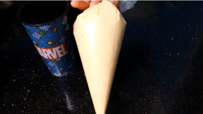 Đổ hỗn hợp kem trứng ra túi bắt kem để dễ cho nhân vào bánh (Nguồn Internet)