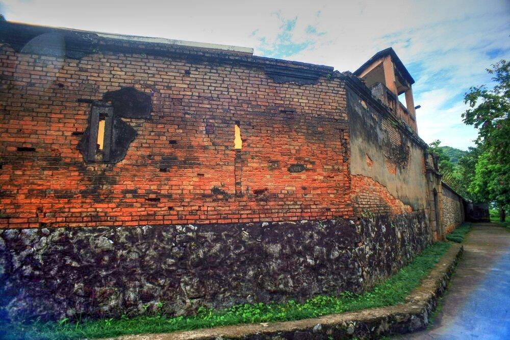 Tường bao quanh nhà tù Sơn La (Nguồn: Internet)