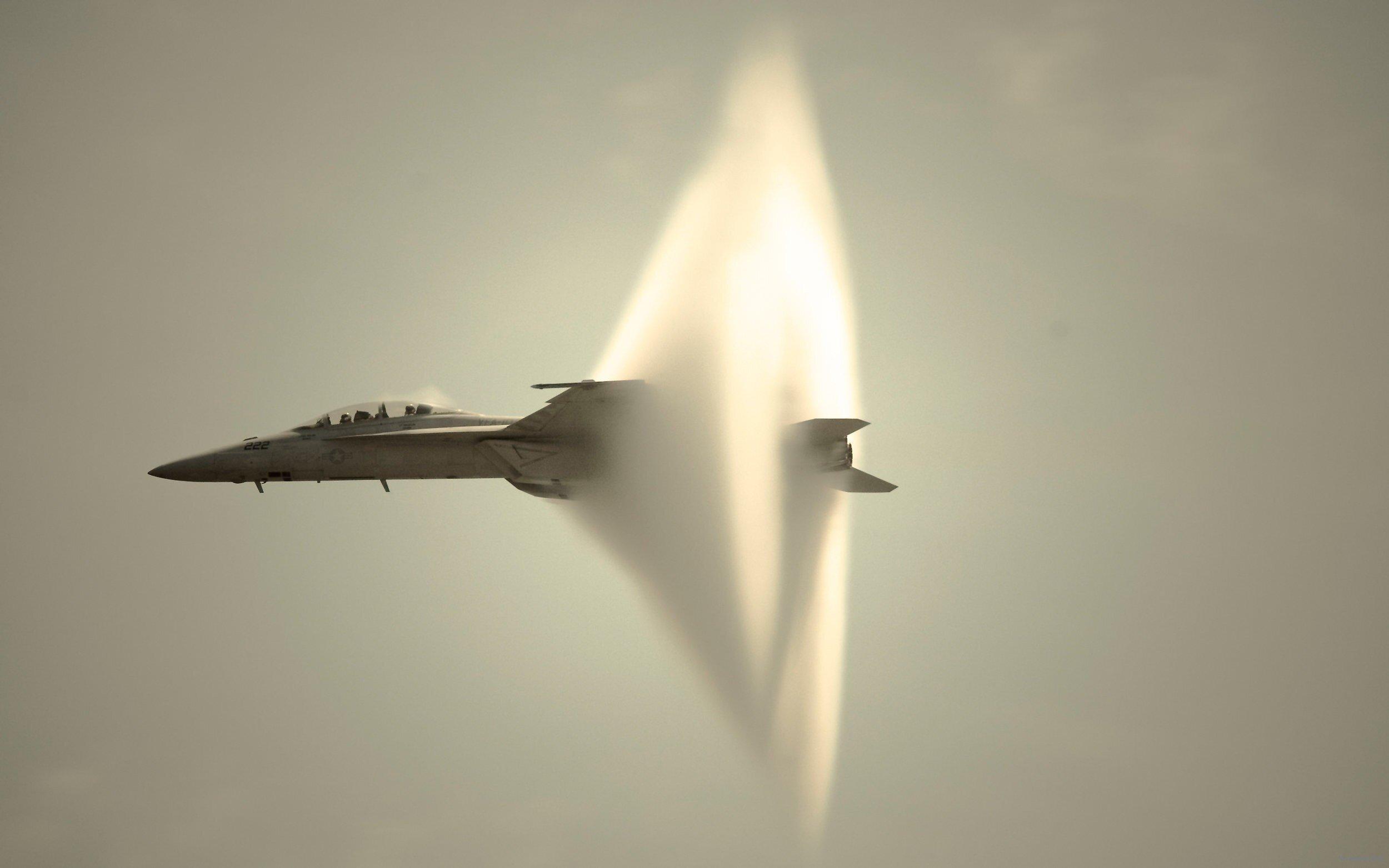 Máy bay tạo ra sóng xung kích với vận tốc cực lớn (Nguồn: Internet)