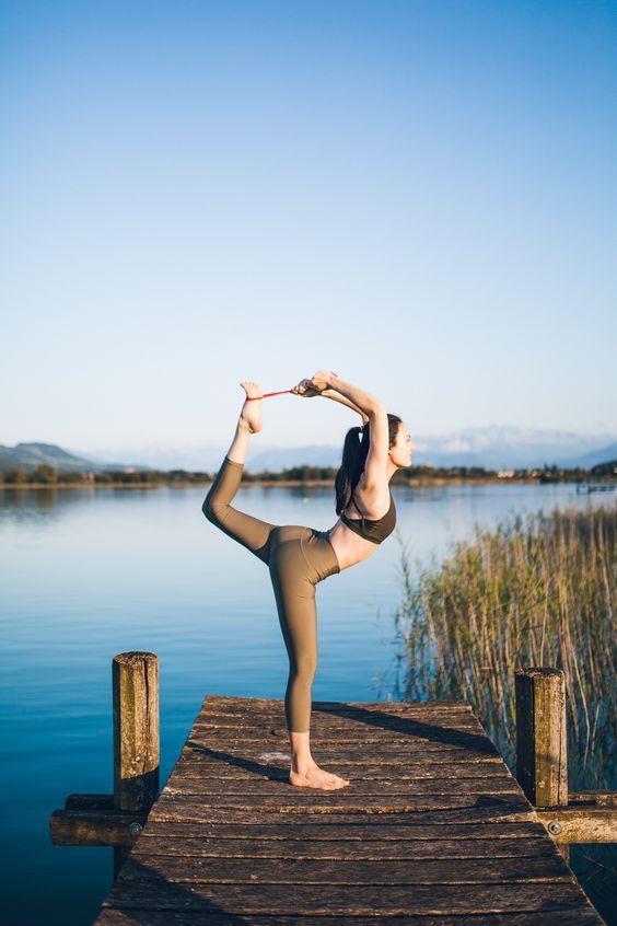 Yoga chú trọng vào nhịp thở và sự dẻo dai của cơ thể. (Nguồn ảnh: Internet)