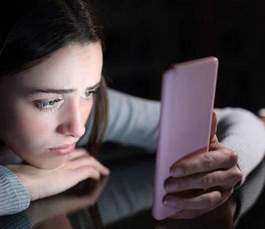 5 lý do khiến bạn không ngừng kiểm tra mạng xã hội của người yêu cũ. (Ảnh: Internet)