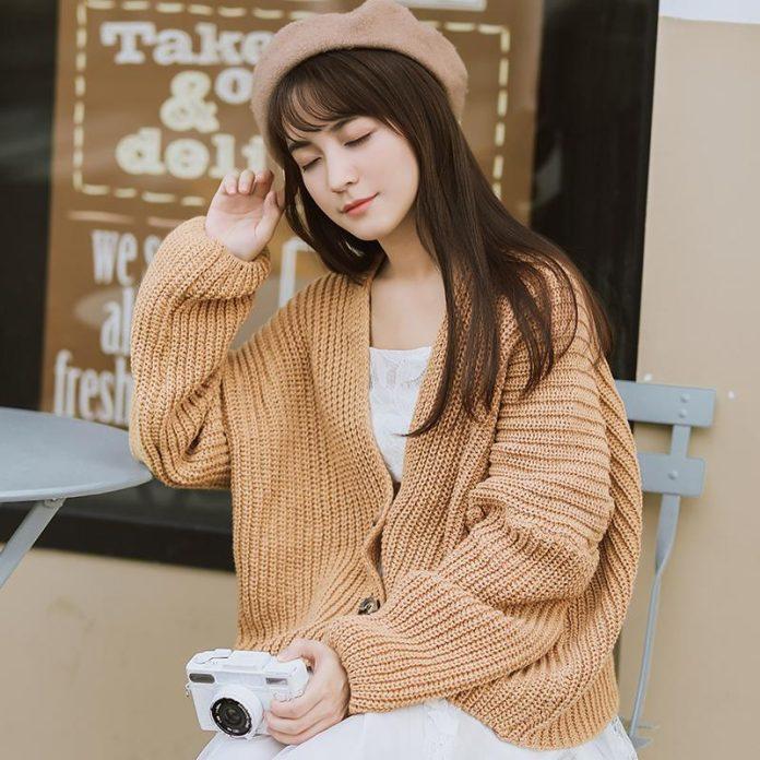 Mix áo cardigan với váy hai dây nhẹ nhàng (Nguồn: Internet)