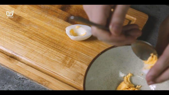 Tách riêng để dễ cắt nhỏ trứng hơn (Ảnh YouTube: ĐÓI).